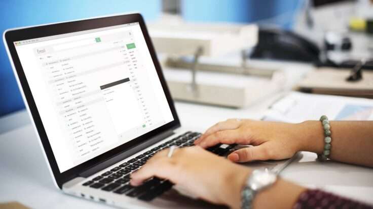 Como Criar um Currículo Online Grátis: Passo a Passo Atualizado 2025 2 criando currículo no notebook