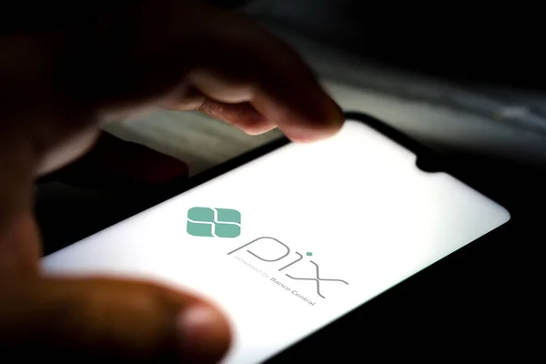 Como Criar um Pix no Banco: Guia Prático de 6 Passos para Começar a Usar 12 pessoa usando pix no celular
